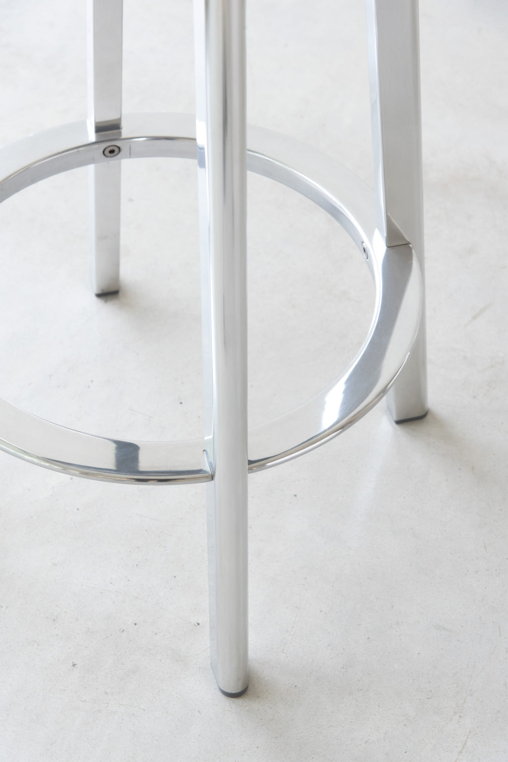 Magis Déjà-Vu Stool by Naoto Fukasawa – Minimalist Aluminum Design Detail