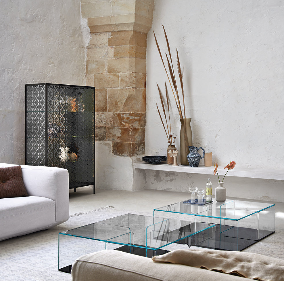 Quadra curved glass coffee table in a contemporary living room interior by FIAM Italia.