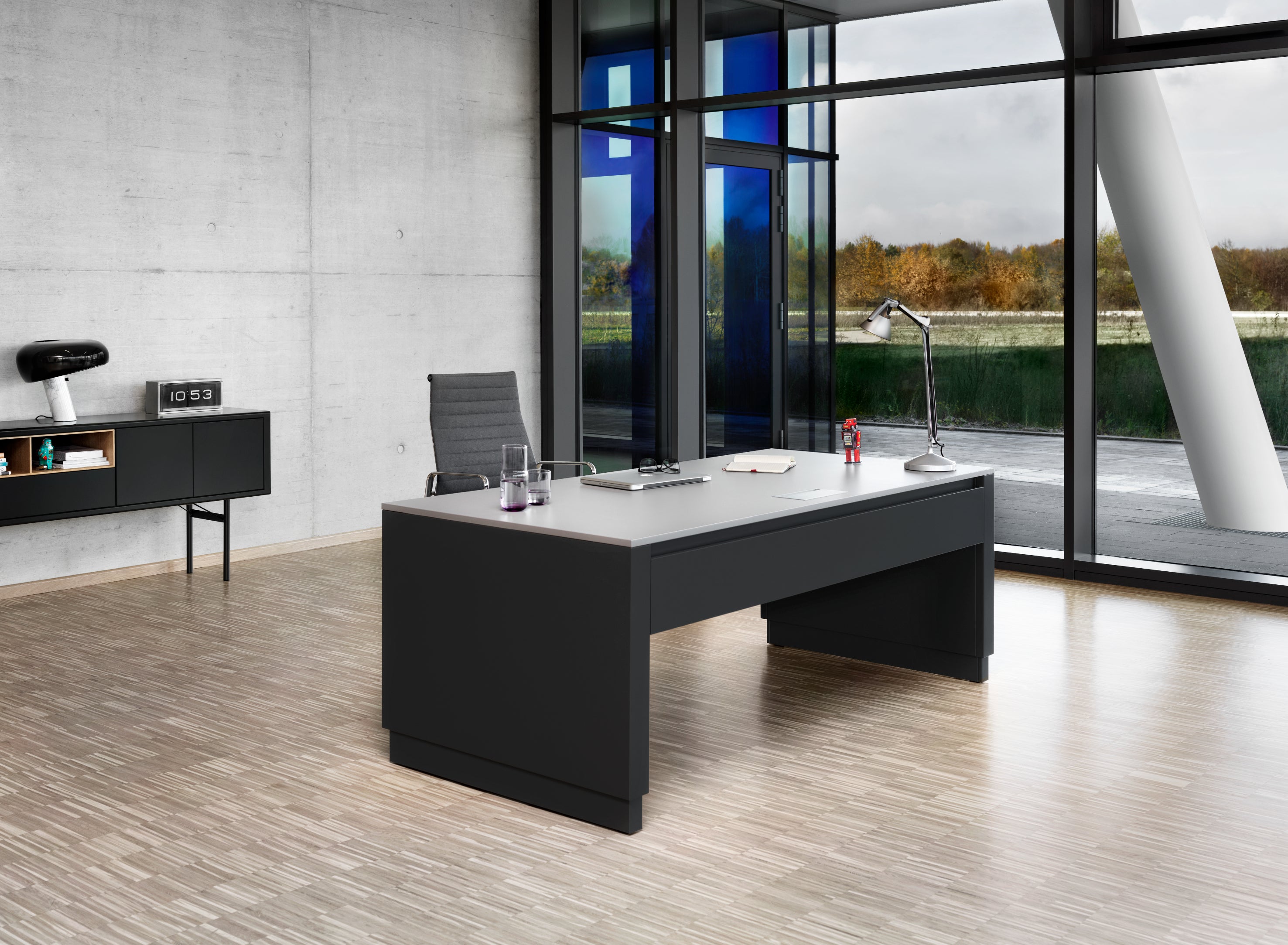 Mueller Executive Desk – modern office desk with electric height adjustment and deep work surface