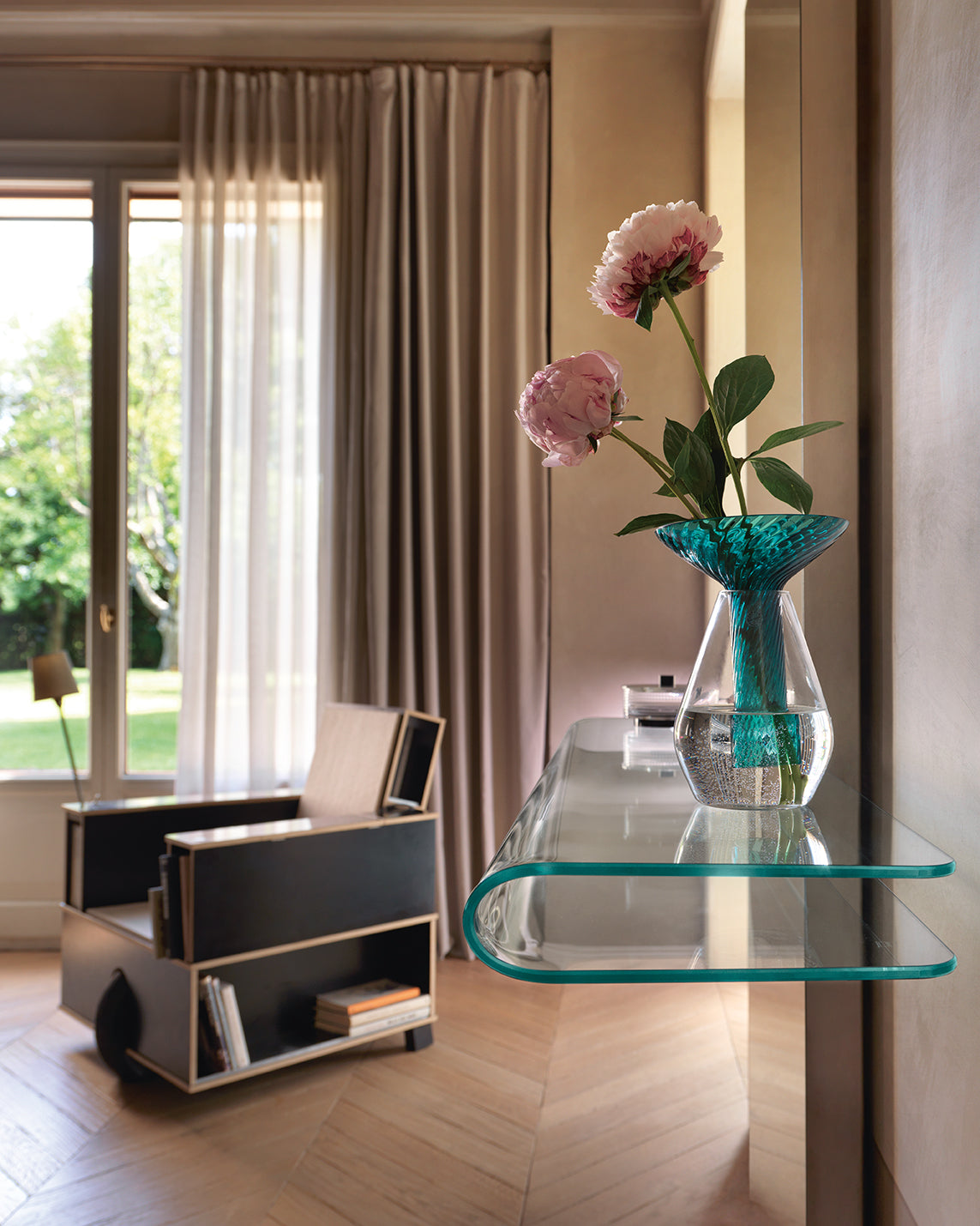 Close-up of the 8 mm-thick curved glass shelf of the Let Me See 2 Mirror Console by FIAM Italia, highlighting its craftsmanship and design. Available in Smoked, Extraclear, and Bronze glass.