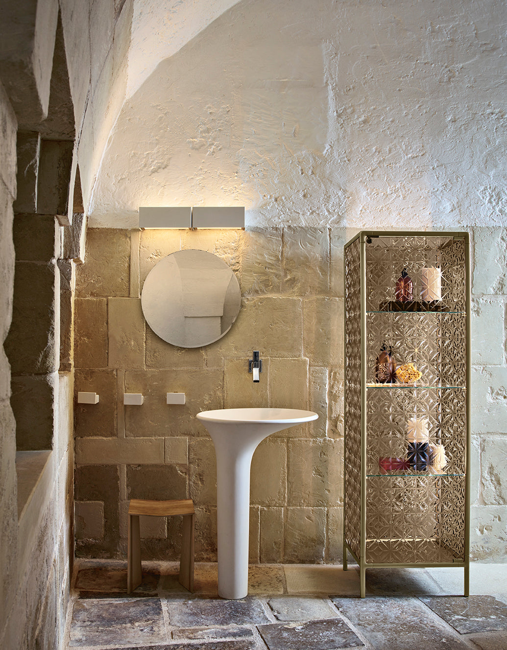 Interior view of the Echo display cabinet with 8 mm thick extralight tempered glass shelves illuminated by integrated LED lighting.