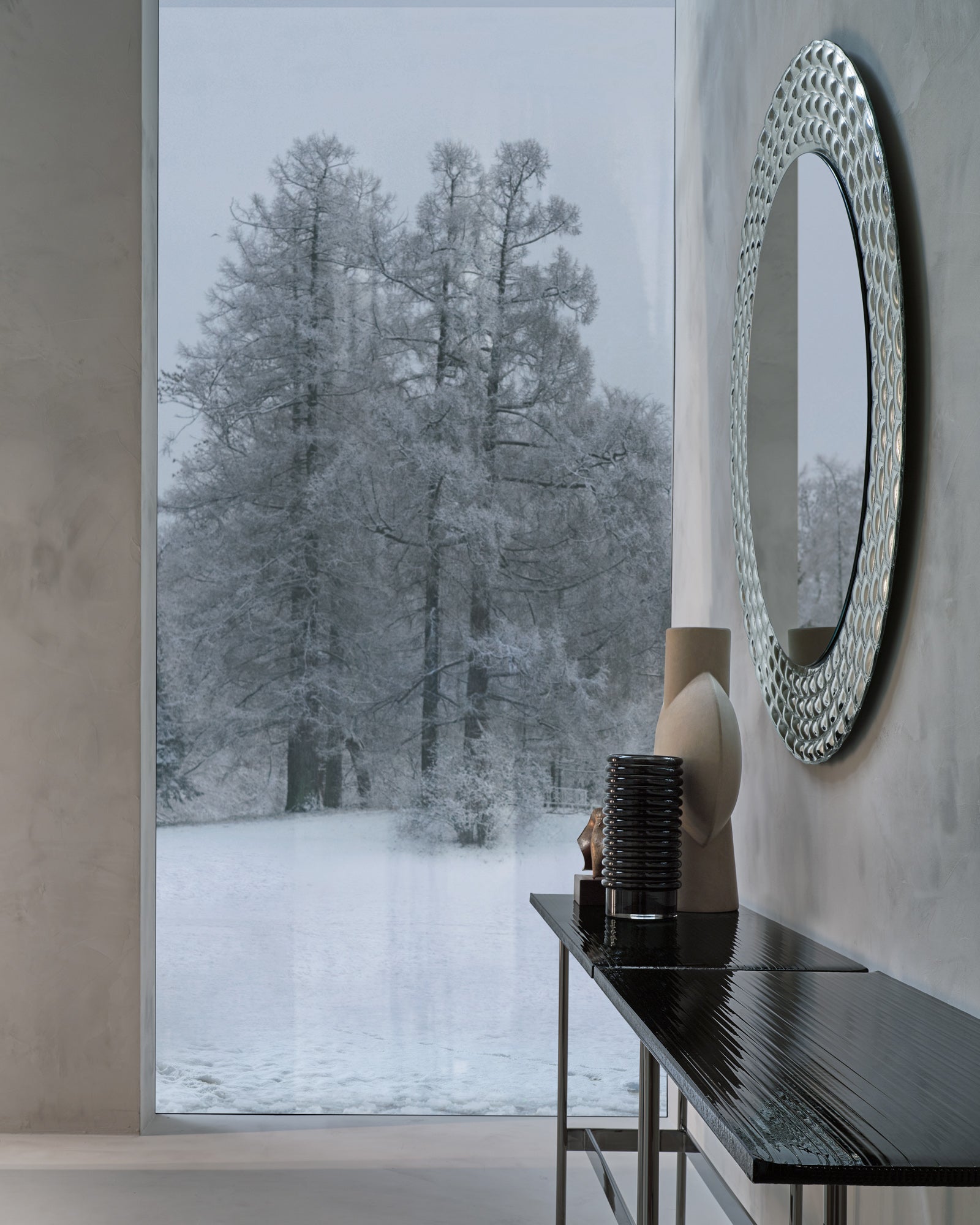 Waves Console by FIAM Italia with a 23 mm smoked DV-GLASS® top and Black Glossy Nickel base, showcasing handcrafted detail and clean design.