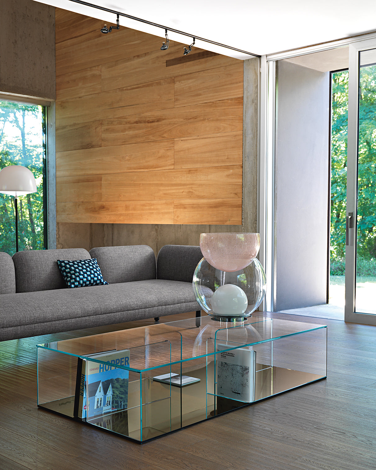 Quadra curved glass coffee table in a contemporary living room interior by FIAM Italia.