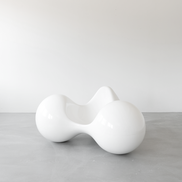 Live photo of the Eero Aarnio Tomato lounge chair in white - also available in red