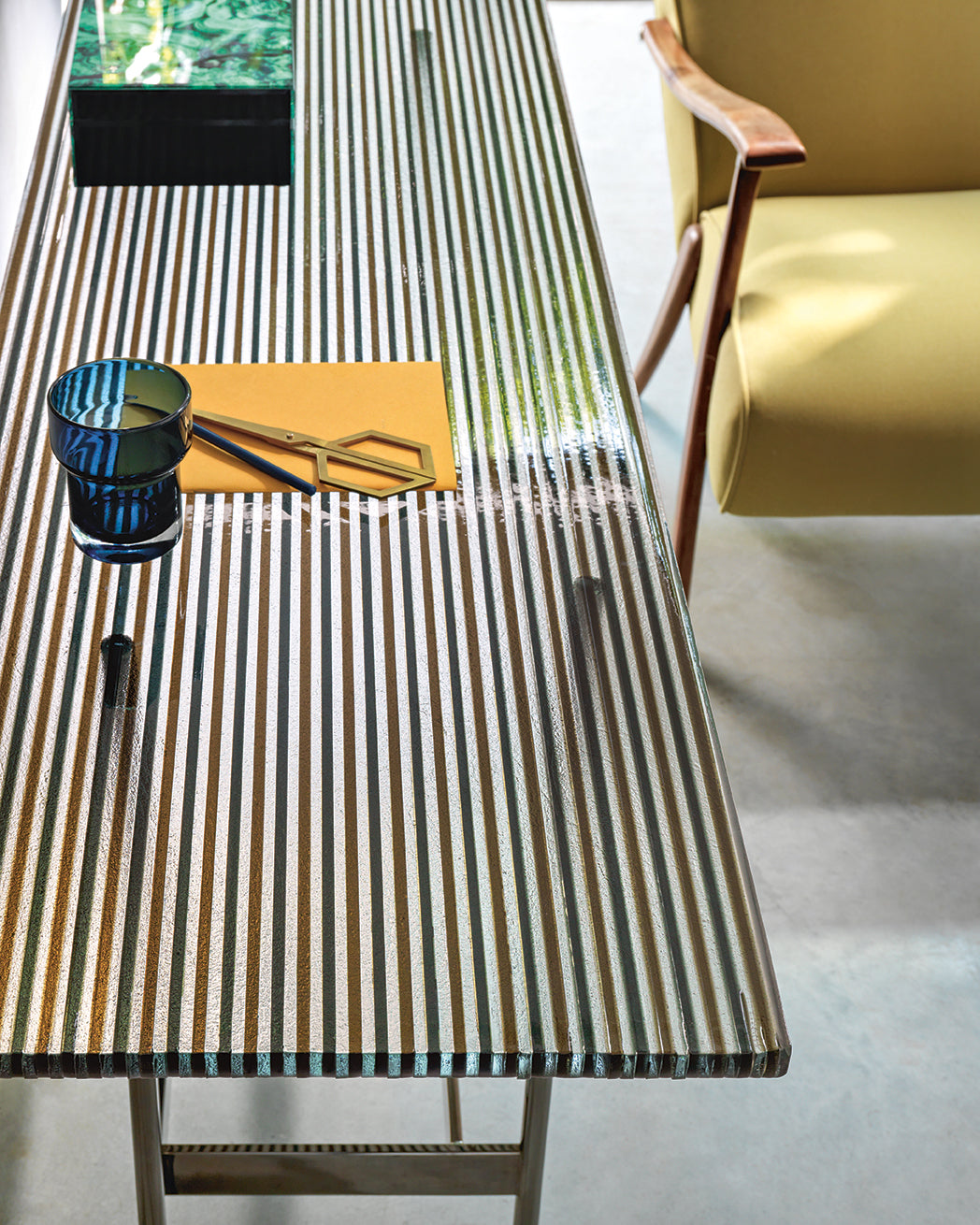 Waves Console by FIAM Italia featuring a multicolor striped 23 mm DV-GLASS® top and Titanium metal base, emphasizing its artistic craftsmanship.